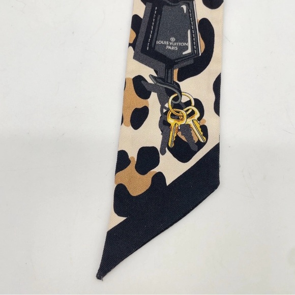 Auth LOUIS VUITTON Monogram
Leopard Print Silk Bandeau Scarf - Picture 7 of 16